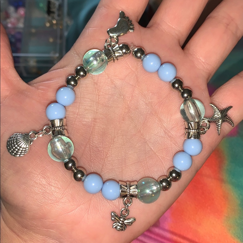 Blue iridescent and silver stretch bracelet with beach charms - Picture 4 of 5